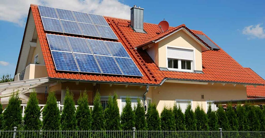 Ein EInfamilienhaus mit Garten und Solaranlage auf Dach - Immobilienwert steigern durch Solaranlage