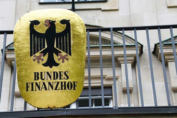 Wappen des Bundesfinanzhofs am Balkon des Gebäudes des Bundesfinanzhofs | Immobilie Erbe
