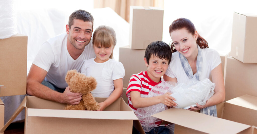 eine Familie beim Auspacken der Umzugskartons